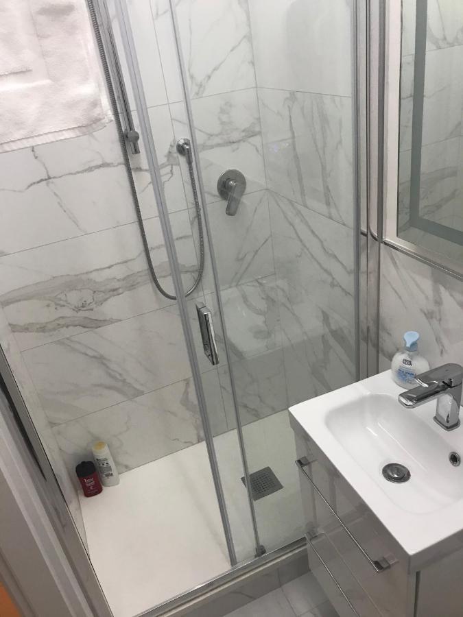 Tra Le Torri B&B - Ampia Stanza Privata In Appartamento Con Bagno Privato Accessibile Da Corridoio Bologna Exterior foto