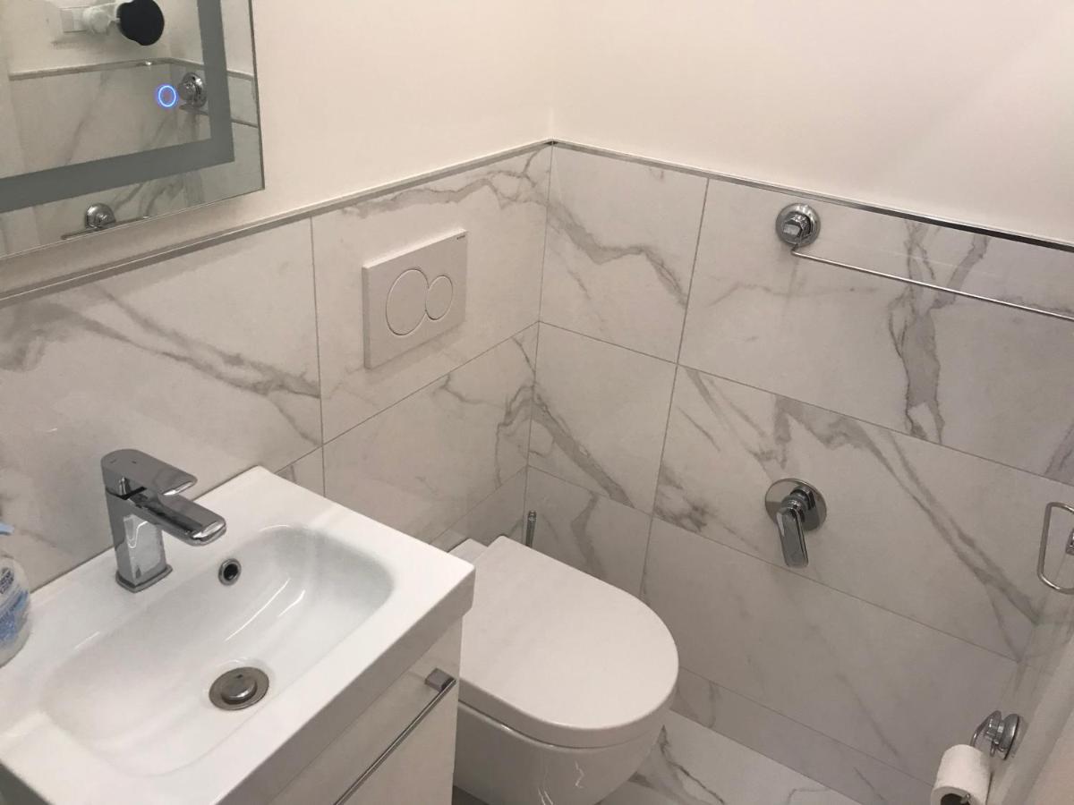 Tra Le Torri B&B - Ampia Stanza Privata In Appartamento Con Bagno Privato Accessibile Da Corridoio Bologna Exterior foto